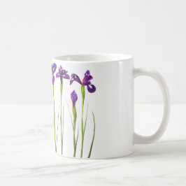 Taza De Café Iris púrpuras aislados en un fondo blanco