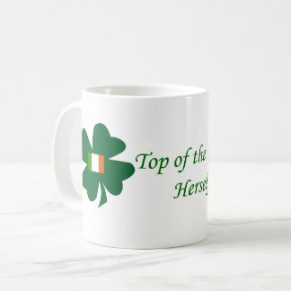 Taza de café irlandesa del trébol mismo con la