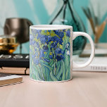 Taza De Café Irlandeses | Vincent Van Gogh<br><div class="desc">Irises (1889) del artista holandés post-impresionista Vincent Van Gogh. El paisaje original es un óleo sobre lienzo que muestra un jardín de flores de iris florecientes. Utilice las herramientas de diseño para agregar texto personalizado o personalizar la imagen.</div>