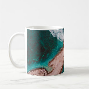TAZA DE CAFÉ ISLA MARRONA RODEADA DE AGUA MARÍTIMA DURANTE EL