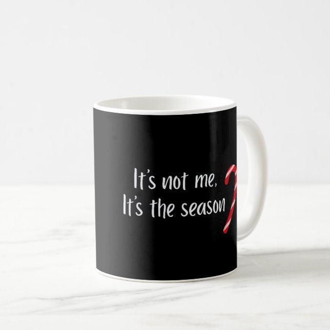 Taza De Café It’s Not Me, It’s the Season Funny Christmas (Anverso derecho)