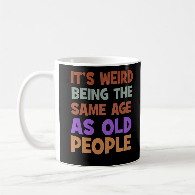 Taza De Café It's Weird Being The Same Age As Old People Retro (Izquierda)