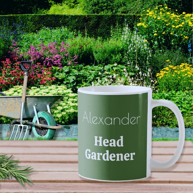 Taza De Café Jardinería de Personalizado divertida personalizad (A green and white mug with Head Gardener caption. The novelty mug can be personalized with a name.)