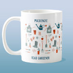 Taza De Café Jardinero jefe personalizado<br><div class="desc">Diseño personalizado de Head Gardener. El patrón incluye herramientas de jardinería e implementos para jardineros. Arte original de Nic Squirrell. Cambie el nombre y el texto a personalizar.</div>
