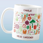 Taza De Café Jardinero jefe personalizado<br><div class="desc">Un divertido patrón de arte vegetal,  perfecto para tu jardinero favorito. Cambie el nombre y el texto de Head Gardener para personalizar. Arte original de Nic Squirrell.</div>