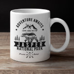 Taza De Café Jasper National Park Alberta Canada Funny<br><div class="desc">Lindo diseño estilo vintage con imagen de un lindo paisaje montañoso con un oso en Honor al hermoso parque nacional de "Jasper" NATIONAL PARK . El Parque Nacional de Jasper se encuentra en la provincia de Alberta, Canadá. Es el parque más septentrional de las Montañas Rocosas. El parque está conformado...</div>