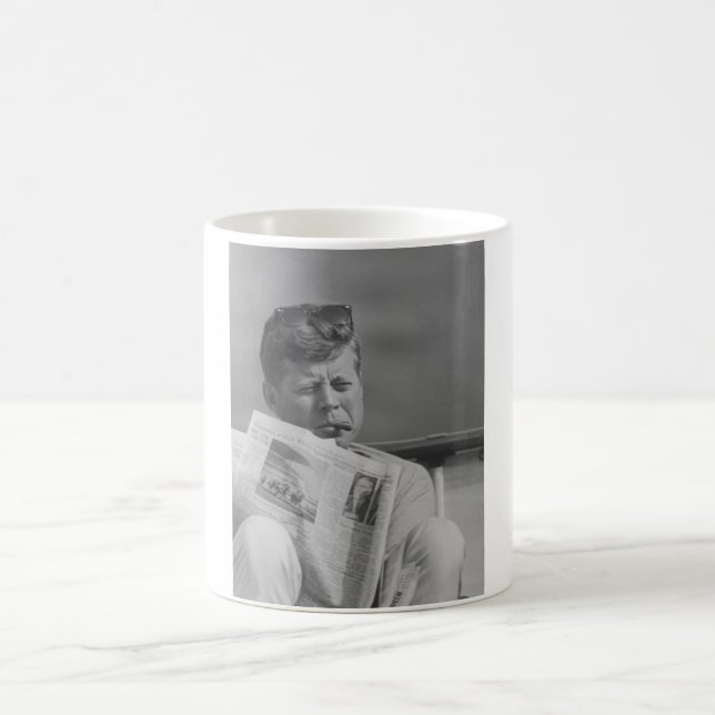 Taza De Café JFK que se relaja afuera (Centro)
