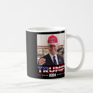 Taza De Café Joe Biden Con Un Gorra De Trump