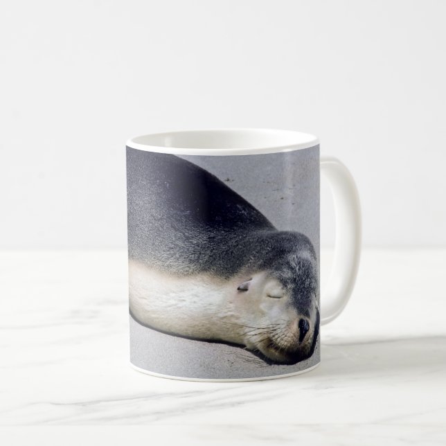 Taza De Café Joven foca durmiendo en la playa - Australia (Anverso derecho)