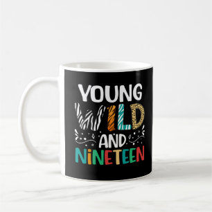Taza De Café Joven niño salvaje y diecinueve Chica es gracioso
