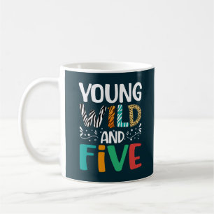 Taza De Café Joven salvaje y cinco graciosos Chicas de cumpleañ