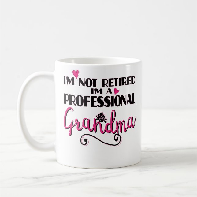 Taza de café jubilada abuela divertida del regalo (Izquierda)
