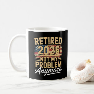 Taza De Café Jubilado 2026 No Es Mi Problema Más Bandera De EE.