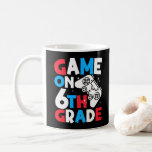 Taza De Café Juego en 6º Grado Funny Birthday Boy Gaming Lover<br><div class="desc">Divertido dice "Juego en sexto grado" Gracioso videojuego de cumpleaños diseño colorido de juegos de azar. Nuestro diseño de "Juego en sexto grado". Perfecto para campeonatos de fútbol, estudiantes inteligentes y pequeños jugadores, es un conjunto bonito y fresco para la jornada escolar, fiestas, cumpleaños. Dejemos que niños y chicas muestren...</div>