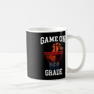Taza De Café Juego En El Baloncesto De Primer Grado De Vuelta A