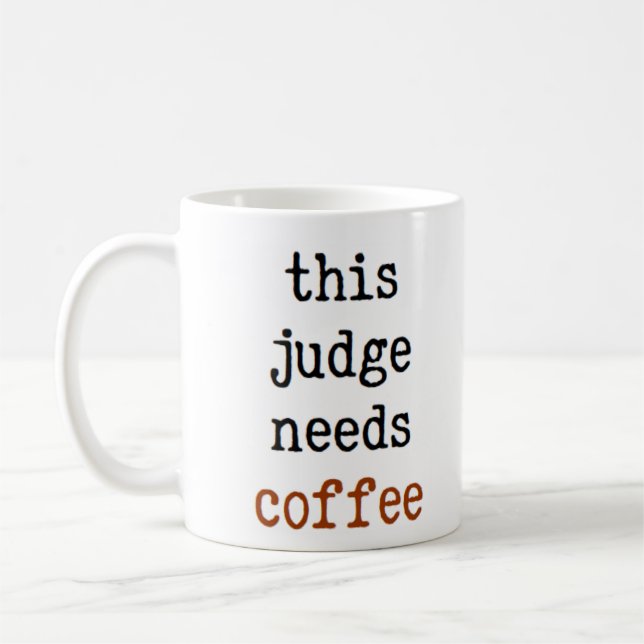 Taza De Café juez necesita café Mug (Izquierda)