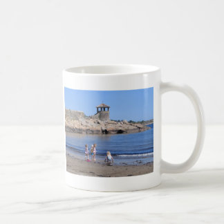 Taza De Café Jugando en la playa en Rockport, MAMÁES