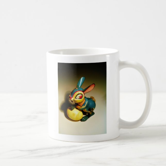 Taza De Café juguete de conejo y huevo amarillo de pascua (Derecha)