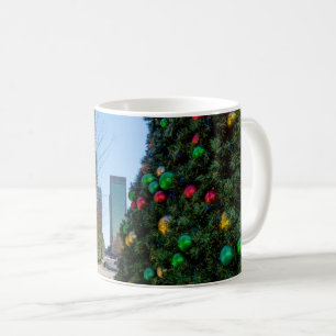 Taza De Café Junto Al Árbol De Navidad De Dallas