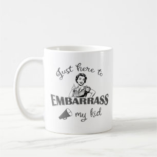 Taza De Café Justo aquí para avergonzar a mi hijo - Mamá fresca
