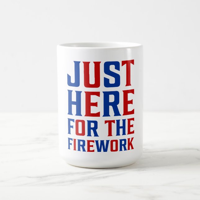 Taza De Café Justo Aquí Para Los Fuegos Artificiales Divertidos (Centro)