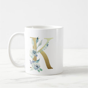 Taza De Café K dorado inicial con follaje floral azul