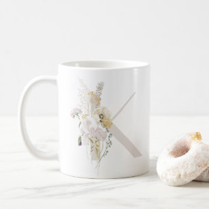 Taza De Café K inicial con flor de color suave Café Mug