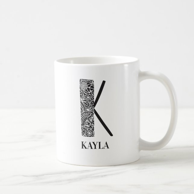 Taza De Café K y nombre inicial moderno floral negro y blanco (Derecha)