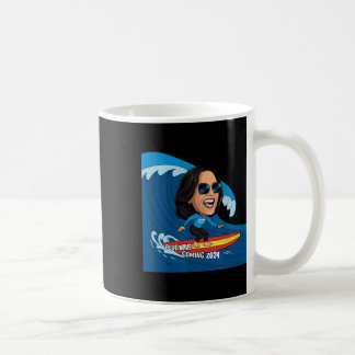 Taza De Café Kamala Harris Montando En Surfboard En Una Ola Azu