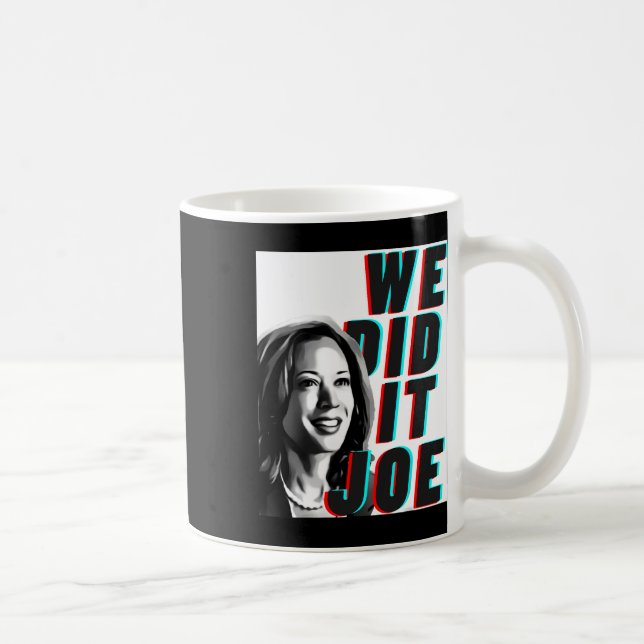 Taza De Café Kamala Harris y#';Lo hicimos Joe&# diseño moderno (Derecha)