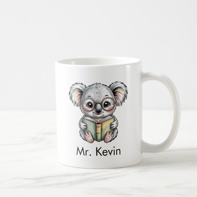 Taza De Café Koala bebé lindo personalizado leyendo un libro (Derecha)