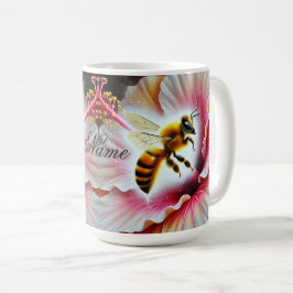 Taza De Café La abeja poliniza una flor hibiscus floreciente