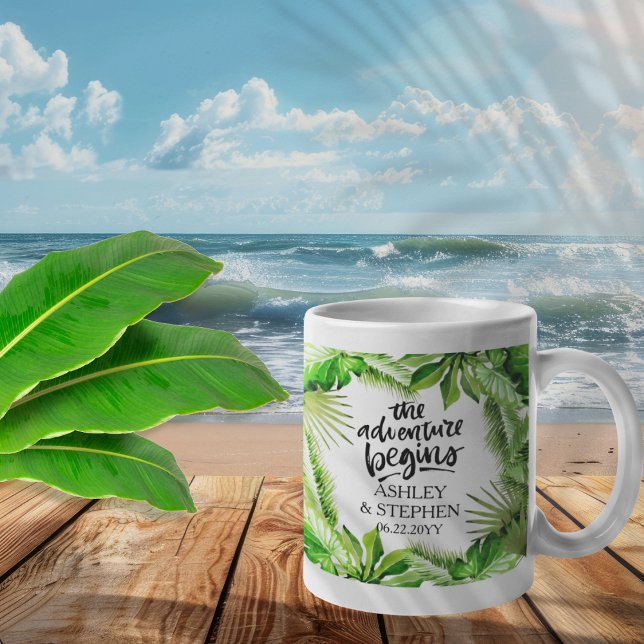 Taza De Café La aventura comienza con los nombres de los Bodas  ("The Adventure Begins" Tropical Greenery Wedding | Couple's Names and Date Coffee Mug)