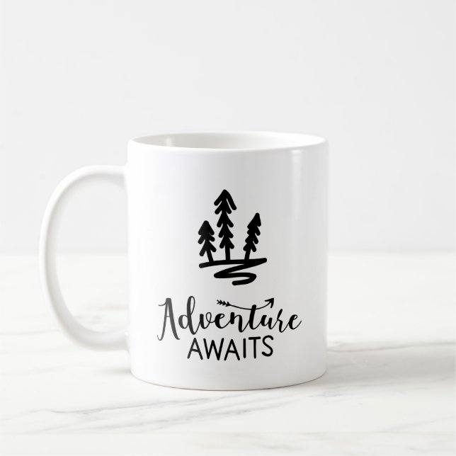 Taza De Café La aventura espera el bosque de camping (Izquierda)