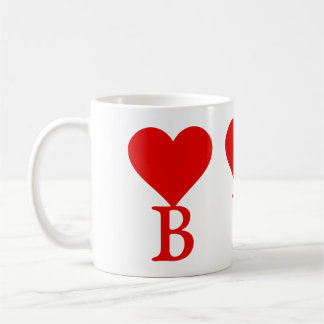 Taza De Café La B inicial con un gran corazón rojo
