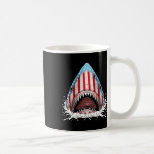 Taza De Café La Bandera Estadounidense De Tiburón Graciosa Jaws