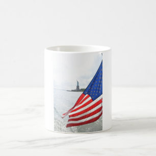 Taza De Café La Bandera Mosca Por La Estatua De La Libertad.