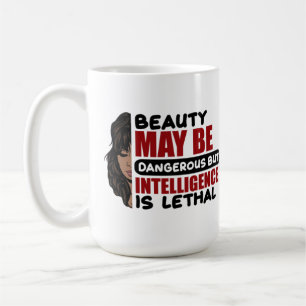 Taza De Café La belleza puede ser peligrosa pero la inteligenci
