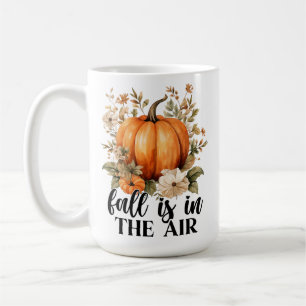 TAZA DE CAFÉ LA CAÍDA SE ENCUENTRA EN LAS PUMPKINAS DEL AUTOPIS