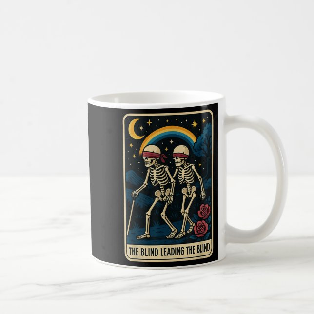 Taza De Café La Ciega Que Lleva A La Célula De La Tarjeta Tarot (Derecha)