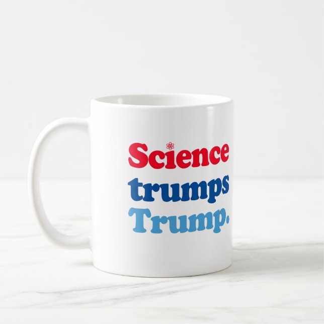 Taza De Café La ciencia triunfa sobre Trump (Izquierda)