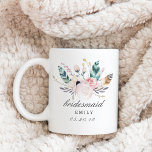 Taza De Café La dama de honor del Boho Boda Bouquet<br><div class="desc">regalo de tazas de café de diseño personalizado con un elegante guión clásico y un rústico ramo de flores de boda boho. Personalice el nombre de su dama de honor y la fecha de su regalo único para una ducha de novia.</div>