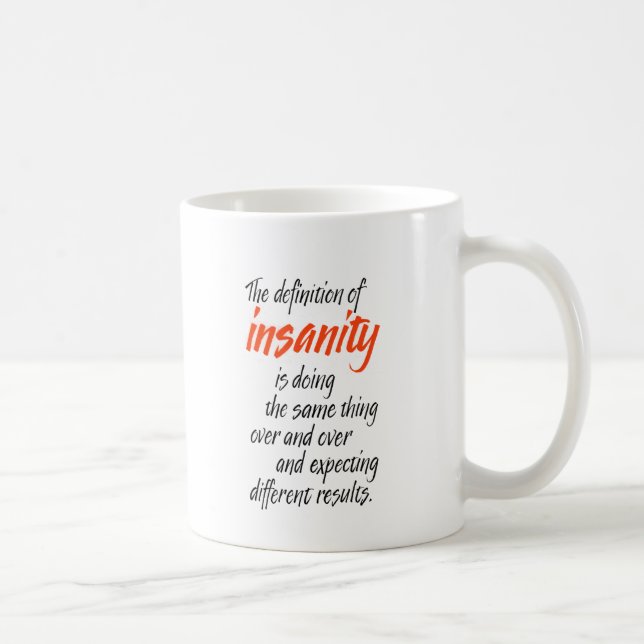 Taza De Café La definición de la locura está haciendo la misma (Derecha)