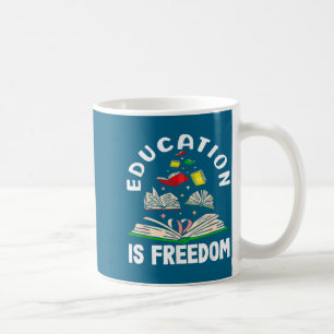 Taza De Café La educación es la libertad mes de la historia neg