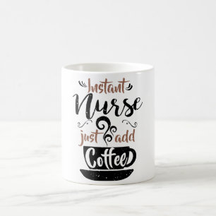 Taza De Café La enfermera inmediata apenas añade el café