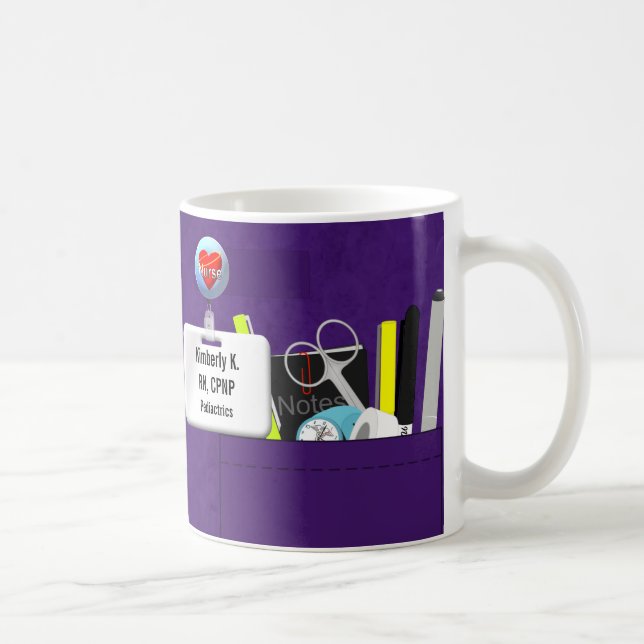 Taza De Café La enfermera personalizada friega en púrpura (Derecha)