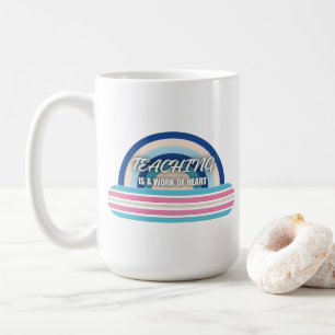 Taza De Café La enseñanza del arcoiris es un trabajo de corazón