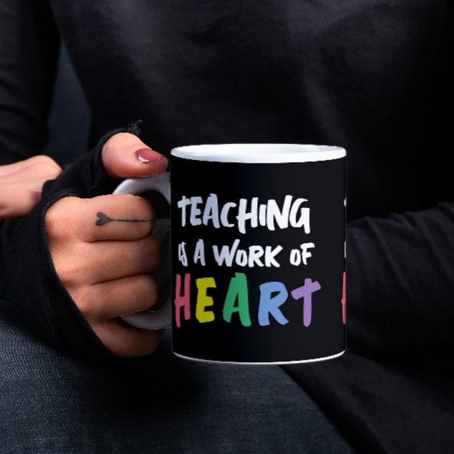 Taza De Café La enseñanza es un trabajo de corazón (Teaching is a Work of Heart Coffee Mug from Ricaso.  Gift idea for Teacher who love their job)