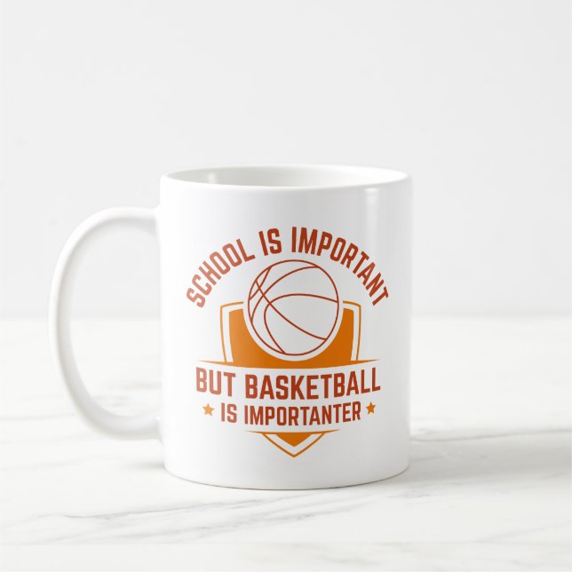 Taza De Café La escuela es importante, pero el baloncesto es im (Izquierda)