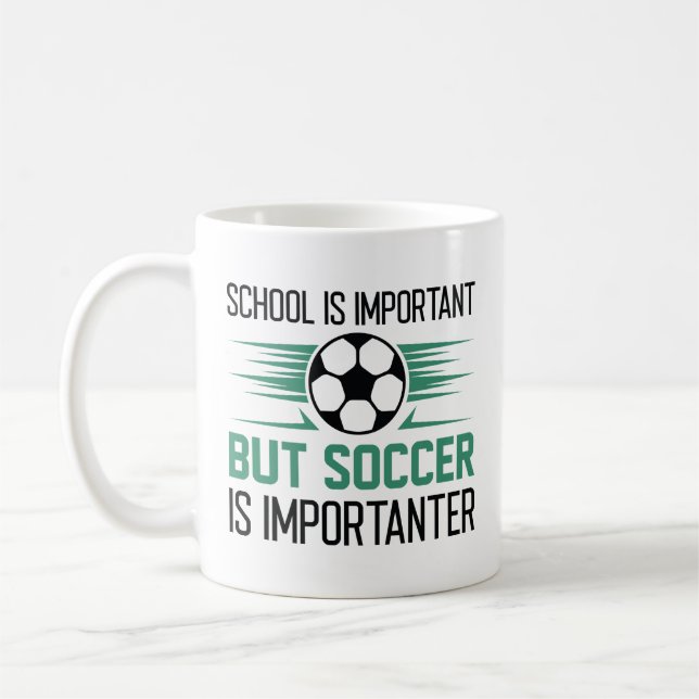 Taza De Café La escuela es importante, pero el fútbol es import (Izquierda)
